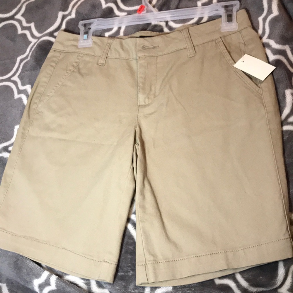AÉROPOSTALE Bermuda Khaki Shorts